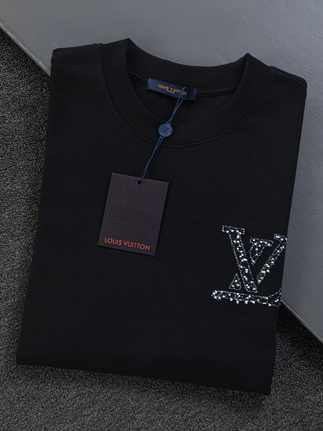 🅿️220 Louis Vuitton 1V LV lv slightly wide version S-XL LV 26ss new products are available at counters simultaneously. Multiple craftsmanship. Spotted letter logo on the chest🪡 embroidery. Large spotted letter logo on the back panel🪡 embroidery. Round neck short-sleeved T-shirt, same style for men and women! Consigned to one-to-one creation. Synchronized with the official website, pure cotton fabrics at the counter! It is close to the skin and comfortable, durable and easy to wear. It has a classic and simple logo design and meticulous original craftsmanship. Short-sleeves, a must-have item for men, do not appear to be the same for the general public, but must be unique and eye-catching. This LV short-sleeve is all about quality, comfort, the same shape and fashion as always, including fabrics and cutting techniques. All of them have been made with great effort! 320 grams of washed pure cotton fabric, pure cotton is breathable, very refreshing and comfortable for daily wear. The rib knitting on the neckline is smooth and tight, and the neckline will not be skewed if you toss it at will. The loose version, you will find that it looks really good on the upper body. The overall is minimalist and neat, super versatile for daily use! Pair it casually with a pair of pants for a youthful look. A T-shirt will make your outfit crazy. It is a fashionable item that can never go wrong! Color: Black White Size: S-XL Size chart: S: Shoulder width 50-Bust 56-Length 70 M: Shoulder width 52-Bust 57-Length 72 L: Shoulder width 54-Bust 59-Length 74 XL: Shoulder width 56-Bust 62-Length 76